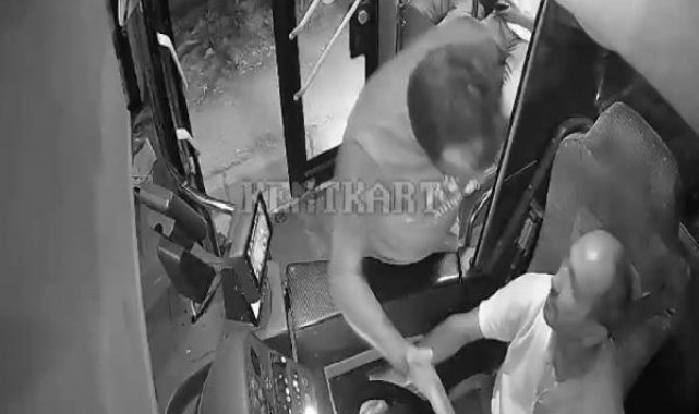 Özel halk otobüsü şoförü ile yolcu kavga etti; o anlar kamerada