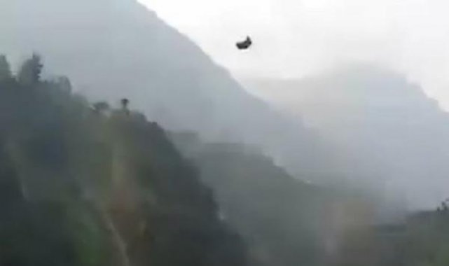 Pakistan'da 8 kişi halatı kopan teleferikte mahsur kaldı