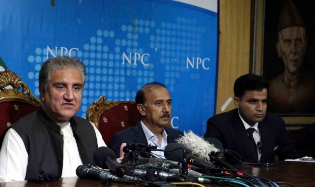 Pakistan'da muhalif siyasetçi Qureshi gözaltına alındı