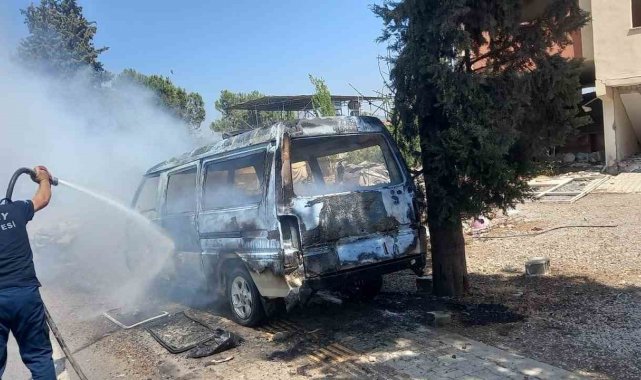 Park halindeki minibüs alev alev yandı