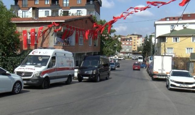 Pençe-Kilit Operasyonu'nda şehit olan Ali Demir'in Sultanbeyli'deki evine Türk Bayrakları asıldı