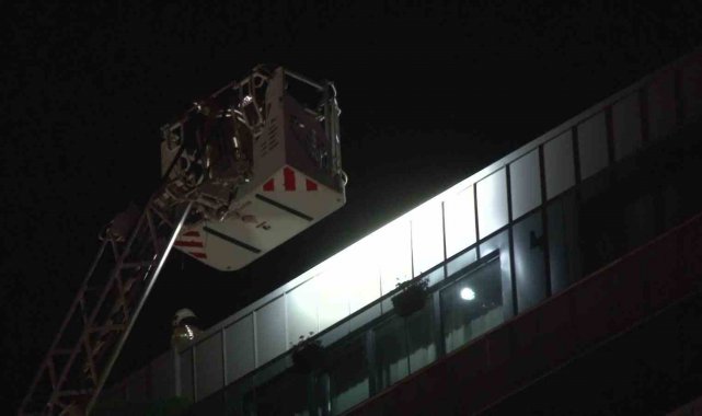 Pendik'te lüks bir sitenin çatısı yandı, itfaiyenin soğutma çalışması sürüyor