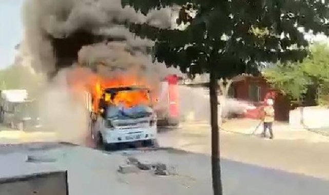 Pendik'te servis minibüsü alev alev yandı