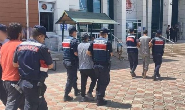Polis yeleği ve telsizli göçmen kaçakçılığına 13 gözaltı