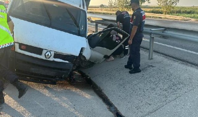 Refüjdeki su kanalına devrilen kamyonetin sürücüsü öldü