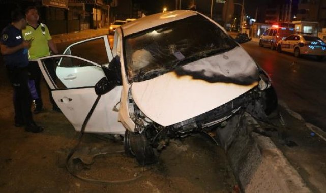Refüje çarpan otomobilde yangın çıktı: 2 ağır yaralı