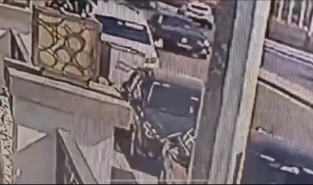 Refüjü aşan otomobilin polis otosuna çarptığı kaza kamerada: 4 yaralı