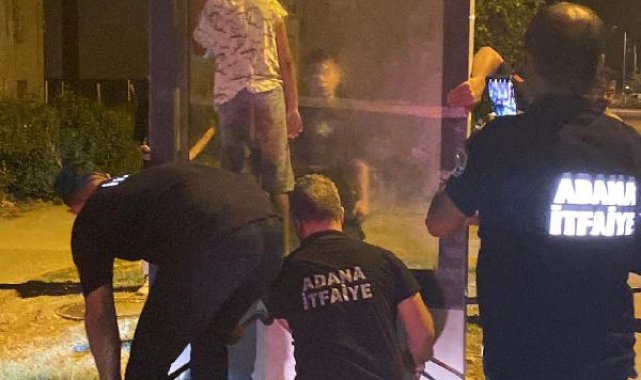 Reklam panosunda mahsur kalan çocuğu, itfaiye kurtardı