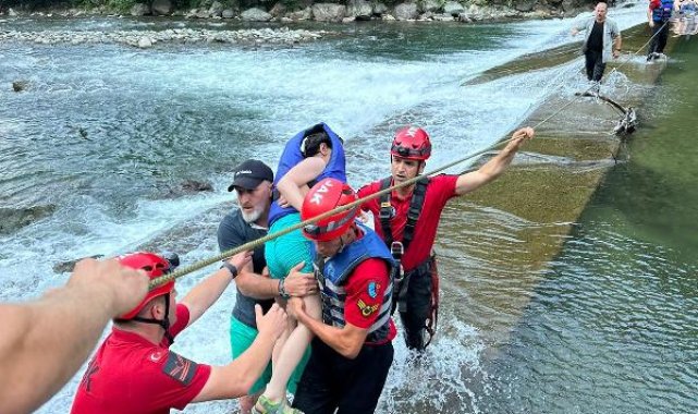 Rize'de derede akıntıya kapılan baba ve oğlu kurtarıldı