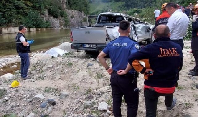 Rize'de dereye uçan kamyonetteki babaanne öldü, torunu yaralandı