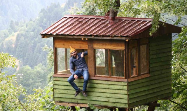 Rizeli öğretmen tatilini ağacın üzerine yaptığı evde geçiriyor