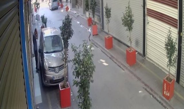 Saçını tarayıp keşif yaptı, camını kırdığı otomobilden para ve altın çaldı