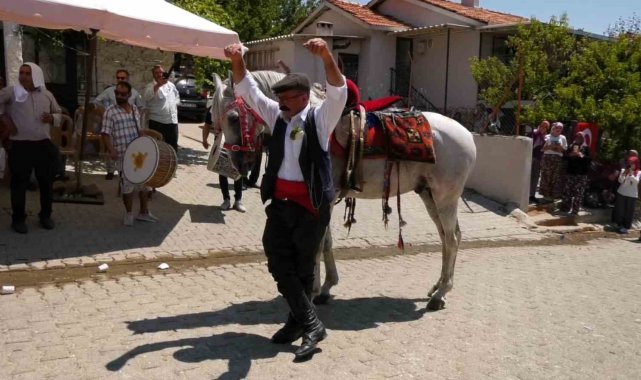 Sahibiyle karşılıklı harmandalı oynayan at şaşkınlığa neden oldu