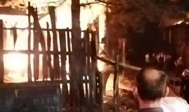 Sakarya'da çıkan yangında ahşap iki ev küle döndü
