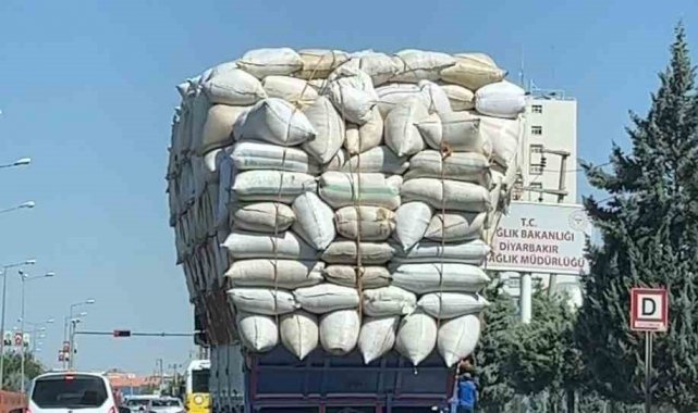 Saman yüklü kamyon trafiği tehlikeye attı