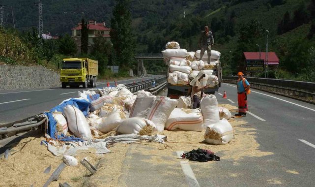 Saman yüklü kamyon yola devrildi: 1 yaralı