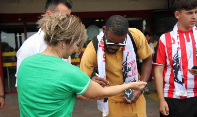 Samsunspor'un yeni yıldızı Ntcham havalimanında karşılandı