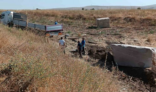Şarampole giren tırdaki mermer bloklar çevreye dağıldı