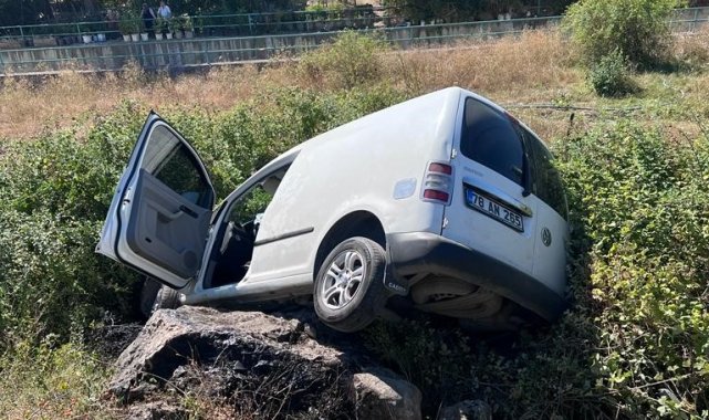 Şarampole uçan kamyonet sürücüsü yaralandı