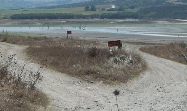 Sazlıdere Barajı kurudu; pikniğe gelenlerin aracı bataklığa saplandı