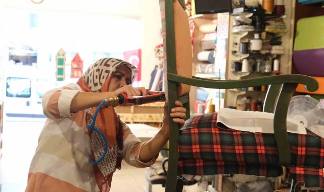 Sedir imalatı yapan kadın girişimci tek başına hem üretiyor hem onarıyor