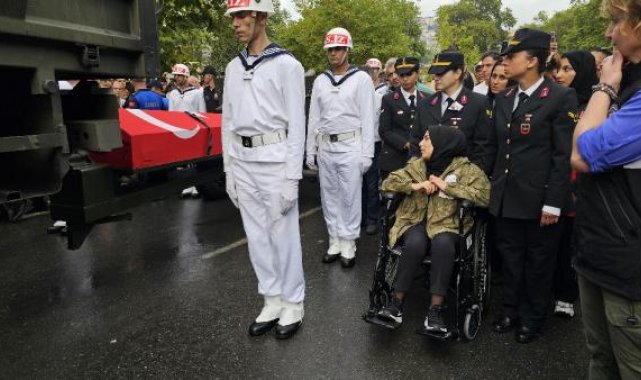 Şehit eşinin tabutuna son kez bakarak gözyaşı döktü