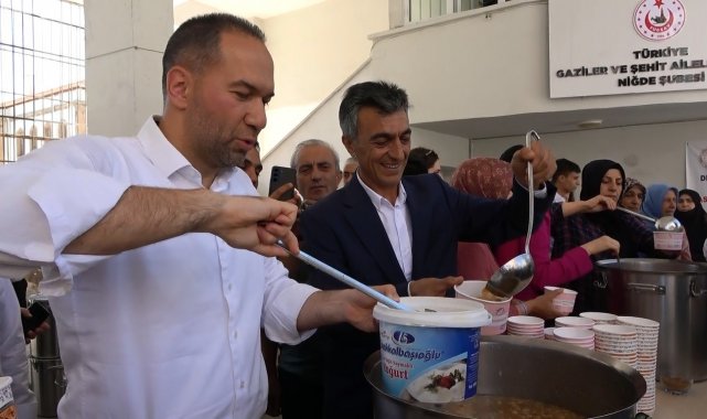 Şehitler için aşure dağıtıldı