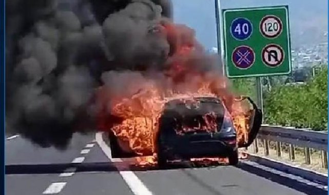 Seyir halindeyken alev alan otomobil, kullanılamaz hale geldi