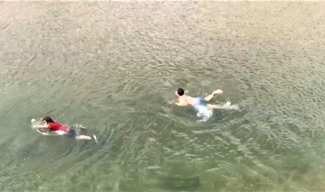 Sıcaktan bunalan çocuklar Çoruh'ta serinliyor