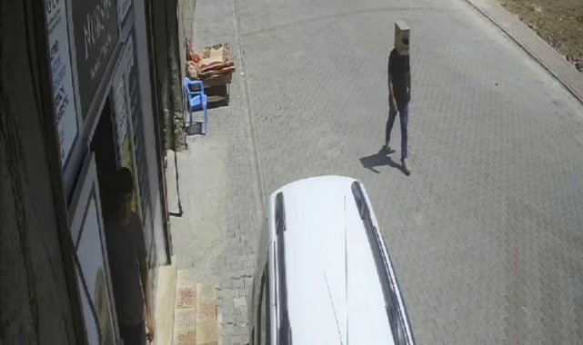 Sıcaktan bunalan genç, çözümü kafasına karton geçirmekte buldu