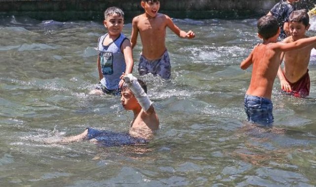 Sıcaktan bunalınca kolundaki alçıya rağmen süs havuzuna girdi