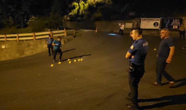 Silahlı saldırıdan kaçarken otomobiliyle evin çatısına devrildi