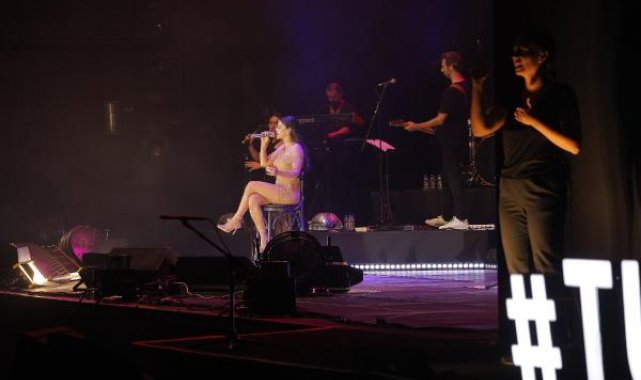 Simge Sağın'ın konserinde işaret diliyle çeviri yapıldı