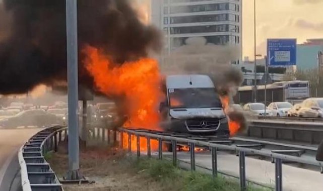 Şişli'de servis minibüsü alev alev yandı