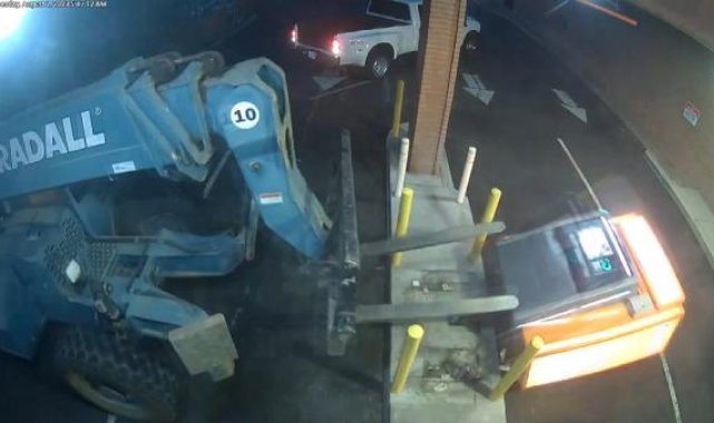 Soyguncular, ATM'yi forklift ile çaldı, kaçarken yolda düşürdü