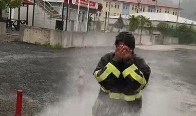 Stajını tamamlayan genç itfaiyeciye sulu şaka