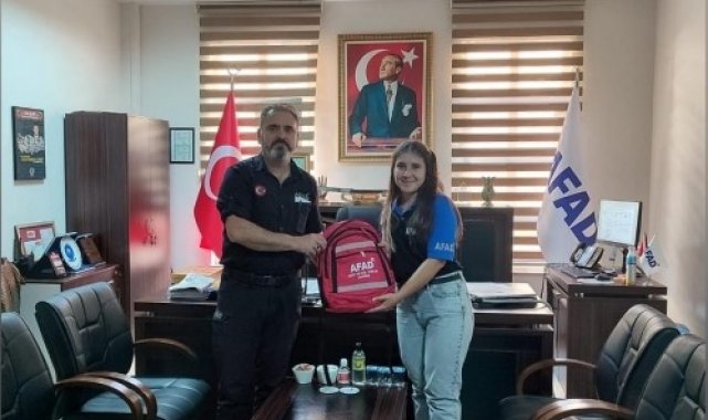 Stajını tamamlayan öğrenciye başarı belgesi verildi