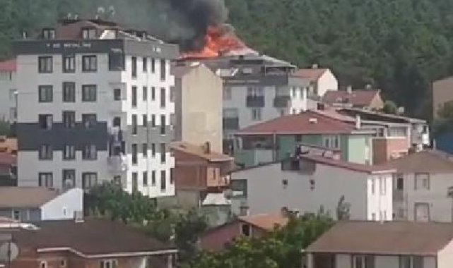 Sultanbeyli'de 3 katlı binanın çatısı alev alev yandı