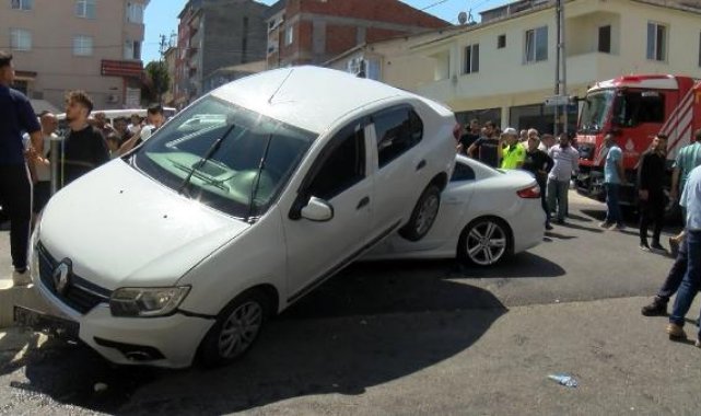 Sultanbeyli'de kaza: Çarptığı otomobilin altında kaldı