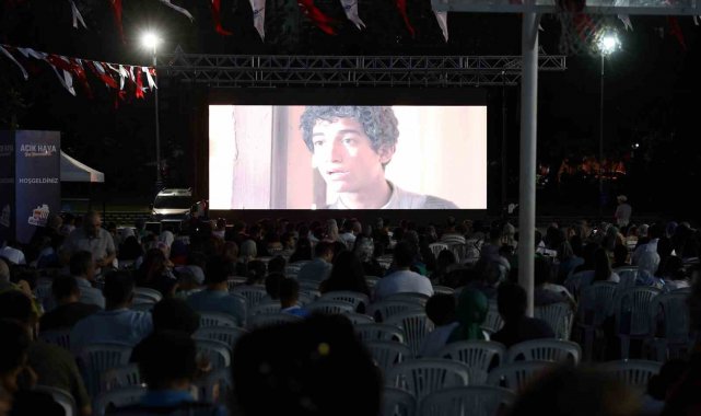 Sultangazi'de açık hava sinema keyfi 'Müslüm' filmiyle başladı