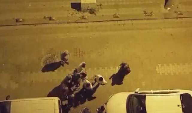 Sultangazi'de uyuşturucu sattığı öne sürülen şüpheliye sokak ortasında dayak
