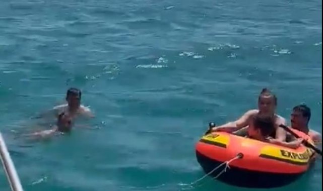 Sürüklenen bottaki anne ve oğluyla onlara yardıma gidip mahsur kalan 3 genç kurtarıldı