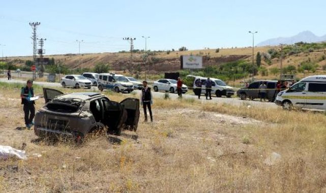 Takip sırasında devrilen otomobilden 42 kilo esrar ile 100 bin uyuşturucu hap çıktı