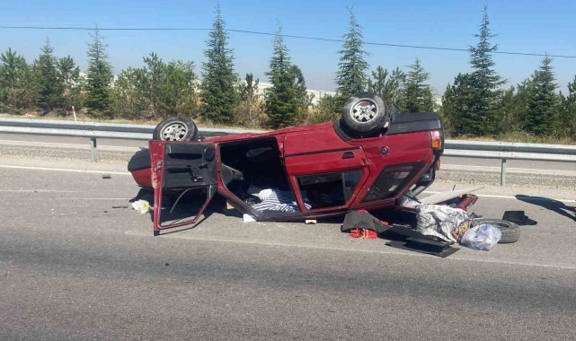 Taklalar atıp ters dönen otomobilde 3 kişi yaralandı
