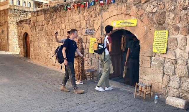 Tarihi konağı müzeye çevirip, 4 dilde rehberlik yapıyor
