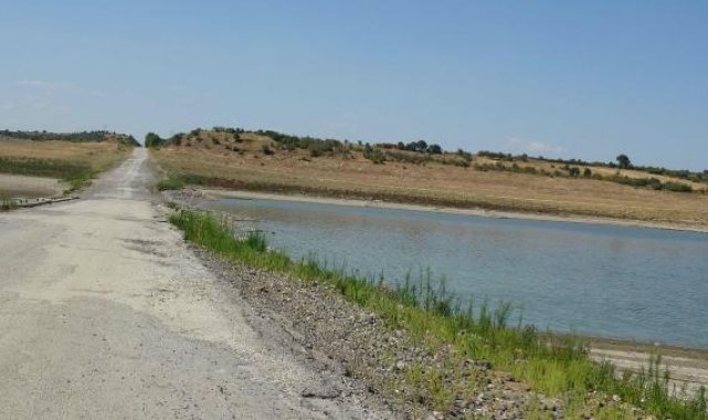 Tarımsal sulamaya kapatılan barajda su seviyesi düştü, eski kara yolu ortaya çıktı