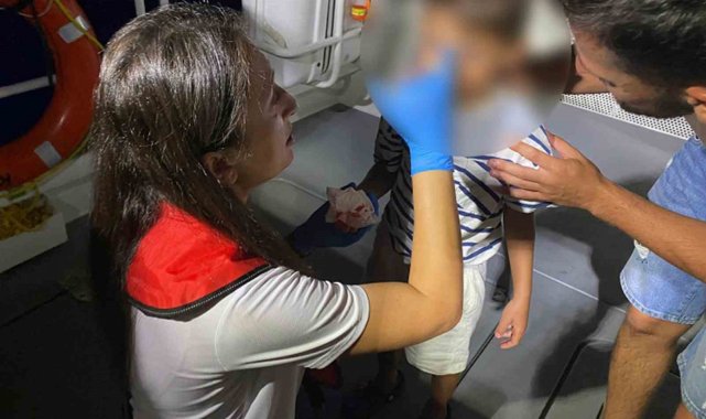 Teknede yaralanan çocuğa Sahil Güvenlik'ten tıbbi tahliye