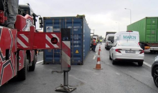 TEM Otoyolu'nda devrilen tır nedeniyle trafik durma noktasına geldi