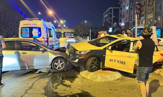 Ticari taksi ie otomobil çarpıştı: 3 yaralı