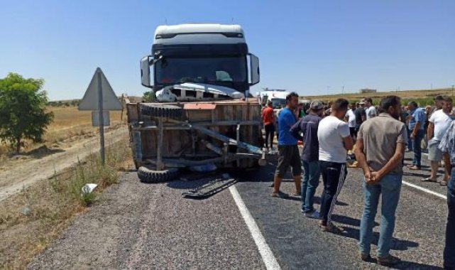 TIR, traktöre çarptı: 1 ölü, 1 yaralı